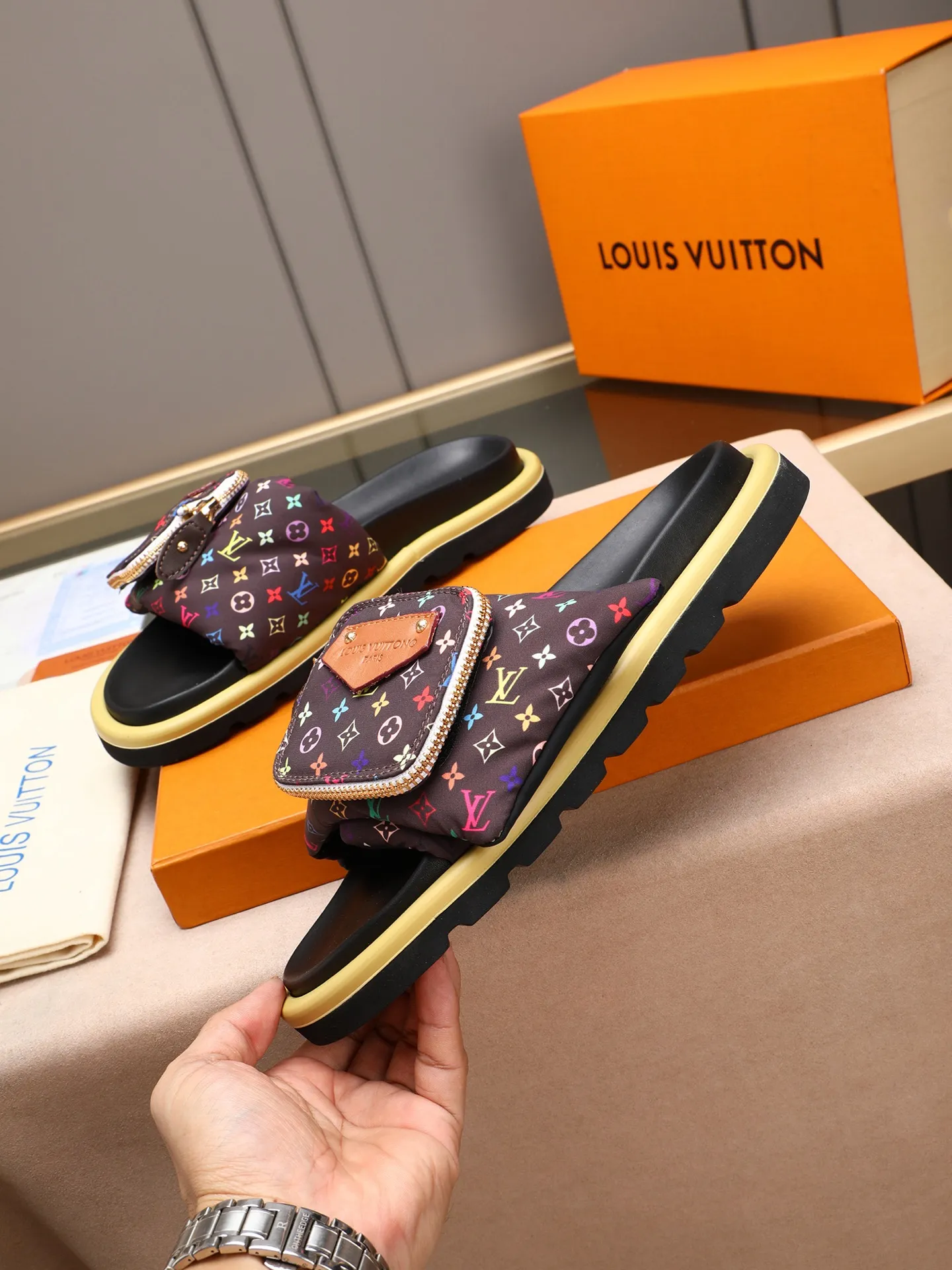 PP400 couple model with drawer box [LOUIS VUITTON] Louis Vuitton, the latest LV official website printed wallet and men's and women's slippers🔥🔥🔥 are now on the market. The drawer box is packed with cloth bags and cards. The upper pattern looks very soft and waxy, and it is a super versatile leg slimming tool. Fabric: Imported denim/down silk cotton embossed, official website pattern printing, lining: water-dyed sheepskin down filling, comfortable to wear, feet: high elastic PU water table. Sole: foam sole, heel height: about 5cm. Size 35-46, 35, 45 and 46 are custom-made and cannot be returned or exchanged. Color: multiple colors available.